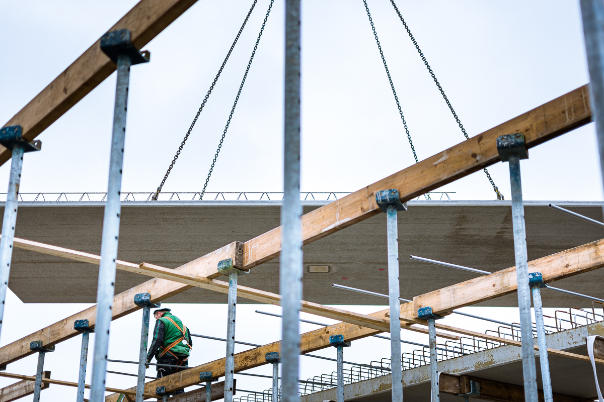 Betonfertigteile auf einer Baustelle